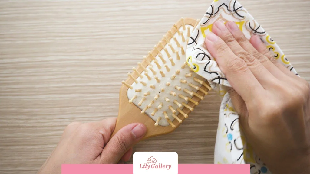 چرا باید شانه و برس مو تمیز کنیم؟